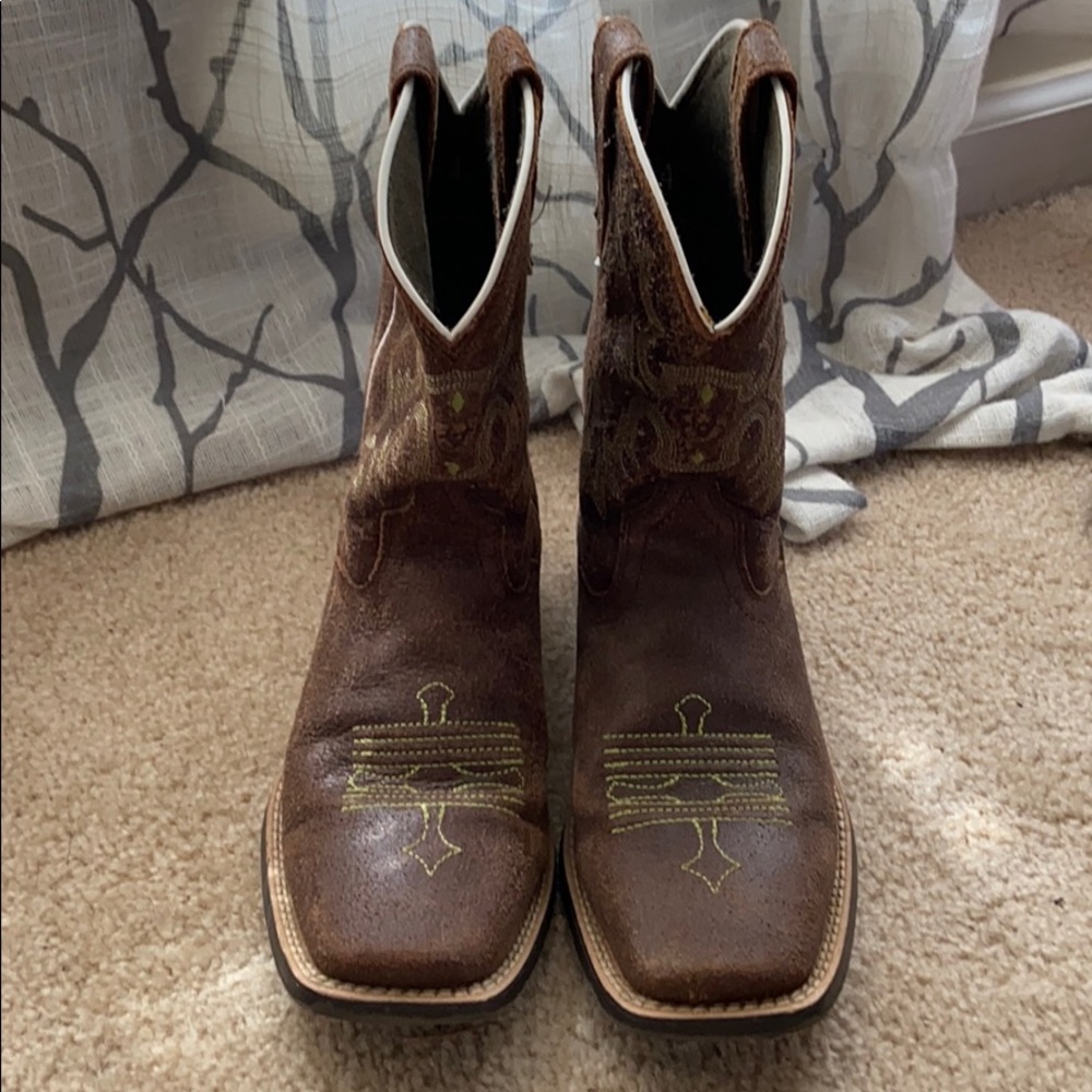 Kids ariat boots